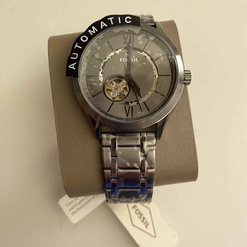 Fossil watch, never been used, still in the box, perfect condition.